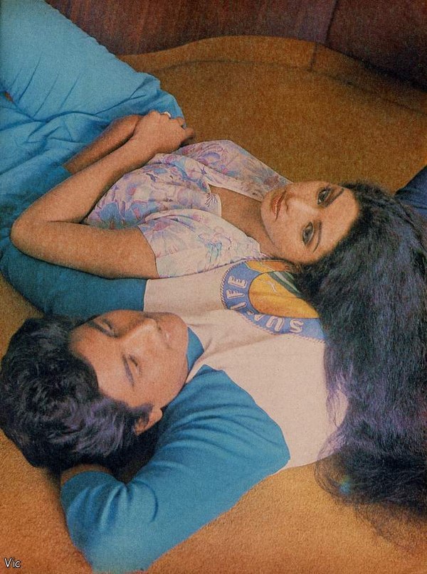 Что такое куните. Шридеви и Кунал Госвами. Sridevi Kalaakaar (1983). Кунал Госвами индийский актер.