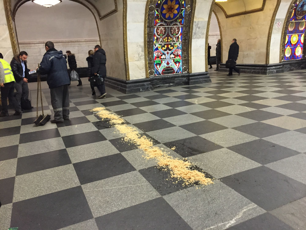 Рос пол. Плитка метрополитен на полу. Паркет в Московском метро. Пол станции. Пол метрополитена.