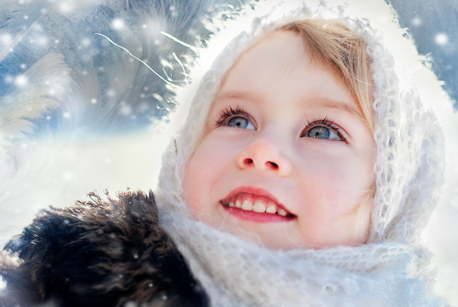 Сугроб с глазами. Дети зимой. Дети в снегу. Счастливые дети зимой. Девочка зима.