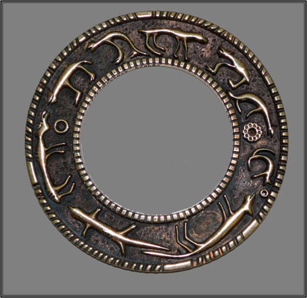 Художественная миниатюра из бронзы, на которой запечатлен древний календарь, которым пользовались северные народы.