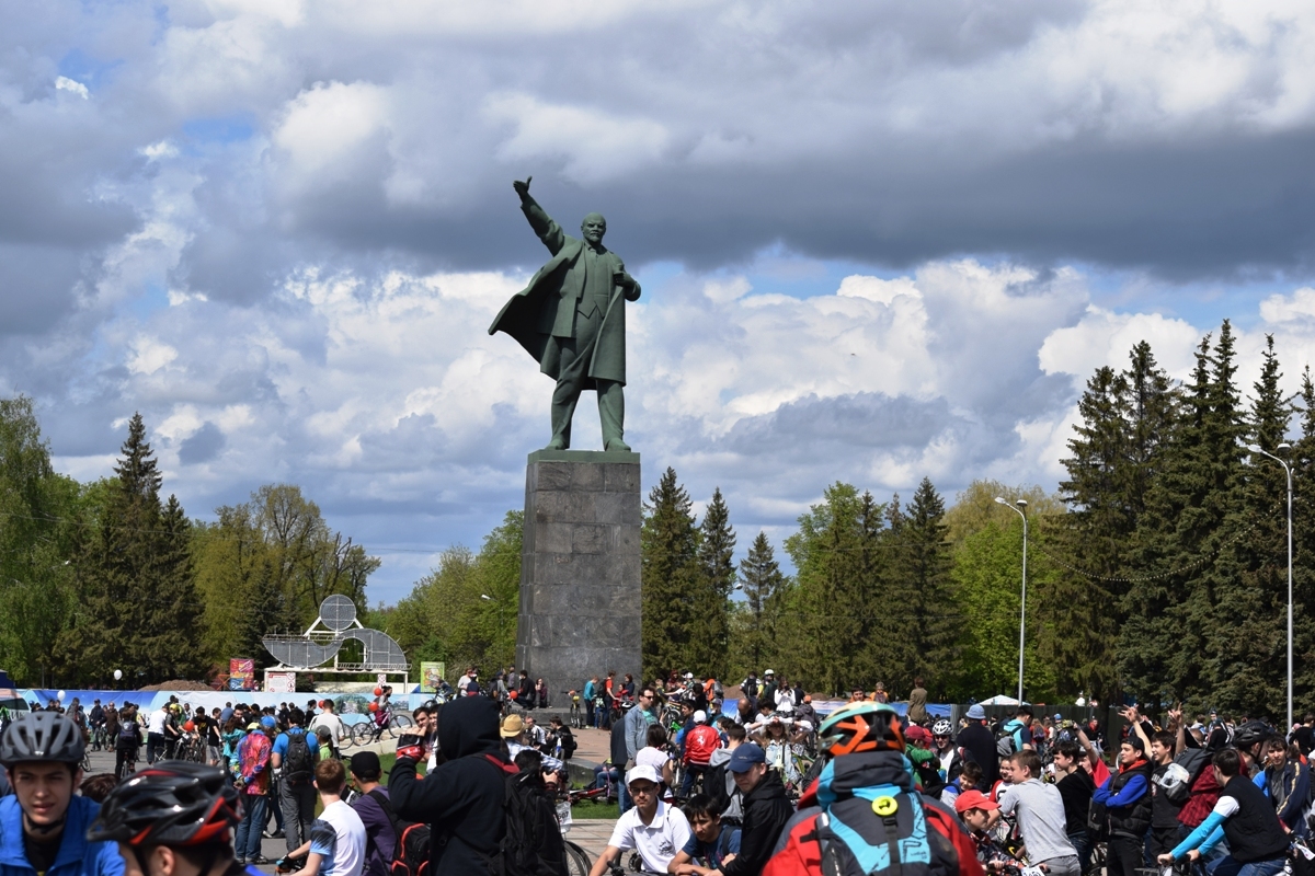 Ленинский уфа. Памятник Ленину в Уфе на горсовете. Площадь горсовета Уфа. Площадь Ленина Уфа. Площадь имени Ленина Уфа.