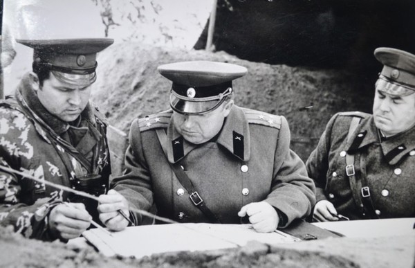 Командующий ракетными войсками и артиллерией 3 ОА ГСВГ полковник Сапожинский Виталий Александрович ставит задачу на огневое поражение противника, 1979 г.