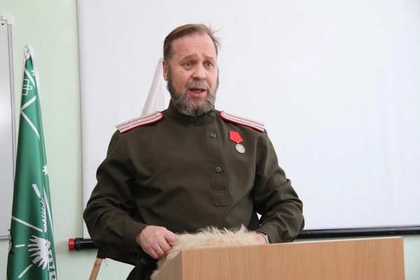 Омские казаки высказались против установки памятника Феликсу Дзержинскому
Об этом сообщает новостной портал "Город55". Ранее сообщалось, что вопрос о целесообразности установки монумента должен был быть вынесен на обсуждение комитета Горсовета, занимающегося вопросами местного самоуправления и законности. Заседание состоялось во вторник, 8 апреля.


Атаман Владислав Буланкин поделился своим мнением о том, почему возведение памятника в городе не является подходящим решением. Он выразил недоумение по поводу того, что данная инициатива возникла именно в год празднования 80-летия Победы в Великой Отечественной войне.


«Есть порядок установки памятников. Сначала топонимическая комиссия должна сделать заключение, чтобы с ним могли ознакомиться. Затем должны пройти общественные слушания. И только после этого Горсовет принимает решение. Феликс Эдмундович причастен к геноциду не только казачьего, но и всего русского народа. Как можно в год 80-летия Победы ставить памятник Дзержинскому? Мы столько сражаемся за Ильинский собор, а тут говорят: мы поставим памятник, а вы — как хотите», — рассказал атаман.


Ранее омские казаки требовали полной отмены концерта рэпера OG Buda, который был запланирован на 5 марта в G-Drive Арене. Впоследствии артист объявил о переносе выступления на сентябрь 2025 года в связи с неожиданной загруженностью площадки.