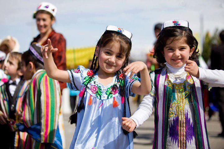 Узбек таджикский. Таджикские дети. Узбекистан народ. Узбекские дети. Узбекская Национальная одежда для детей.