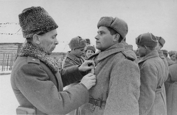 Январь 1944 года. Генерал-лейтенант Павел Иванович Батов вручает орден Ленина и медаль Золотая Звезда командиру противотанкового орудия сержанту Ивану Спицыну. Мозырское направление.

Иван Яковлевич Спицин на фронте с августа 1942 г. Отличился 15 октября 1943 при форсировании Днепра. Прямой наводкой расчет сержанта Спицина уничтожил три пулемета противника. Переправившись на плацдарм, артиллеристы вели обстрел неприятеля, пока прямое попадание не разбило орудие. Артиллеристы присоединились к пехоте, в ходе боя захватили вражеские позиции вместе с пушками и стали уничтожать врага из его же орудий.

30 октября 1943 года за образцовое выполнение боевых заданий командования на фронте борьбы с немецко-фашистскими захватчиками и проявленные при этом мужество и героизм сержанту Спицину Ивану Яковлевичу присвоено звание Героя Советского Союза с вручением ордена Ленина и медали «Золотая Звезда» (№ 1641).