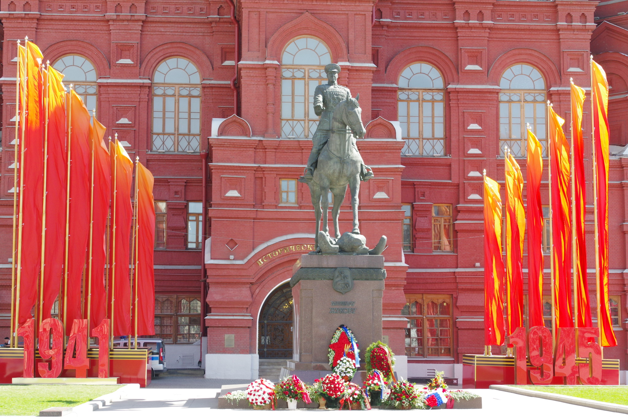 Памятник Жукову в Москве на красной площади