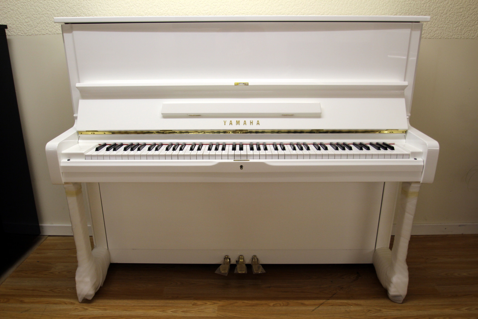 Piano white. Yamaha u1. Пианино Upright марка. Yamaha фортепиано белое. Ямаха одноручная пианино.